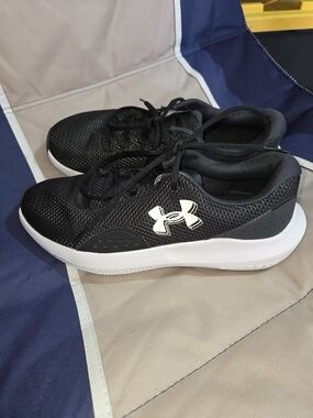 Under Armour Womans Sz.10  Black Sneakers with White Logo
